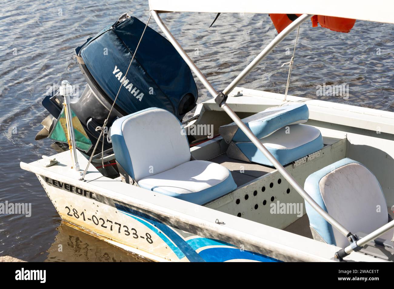 Aratuipe, Bahia, Brasilien - 30. Mai 2015: Ein Sportboot mit Yamaha-Motor stoppte auf dem Jaguaripe-Fluss in Maragogipinho, einem Stadtteil der Stadt Stockfoto