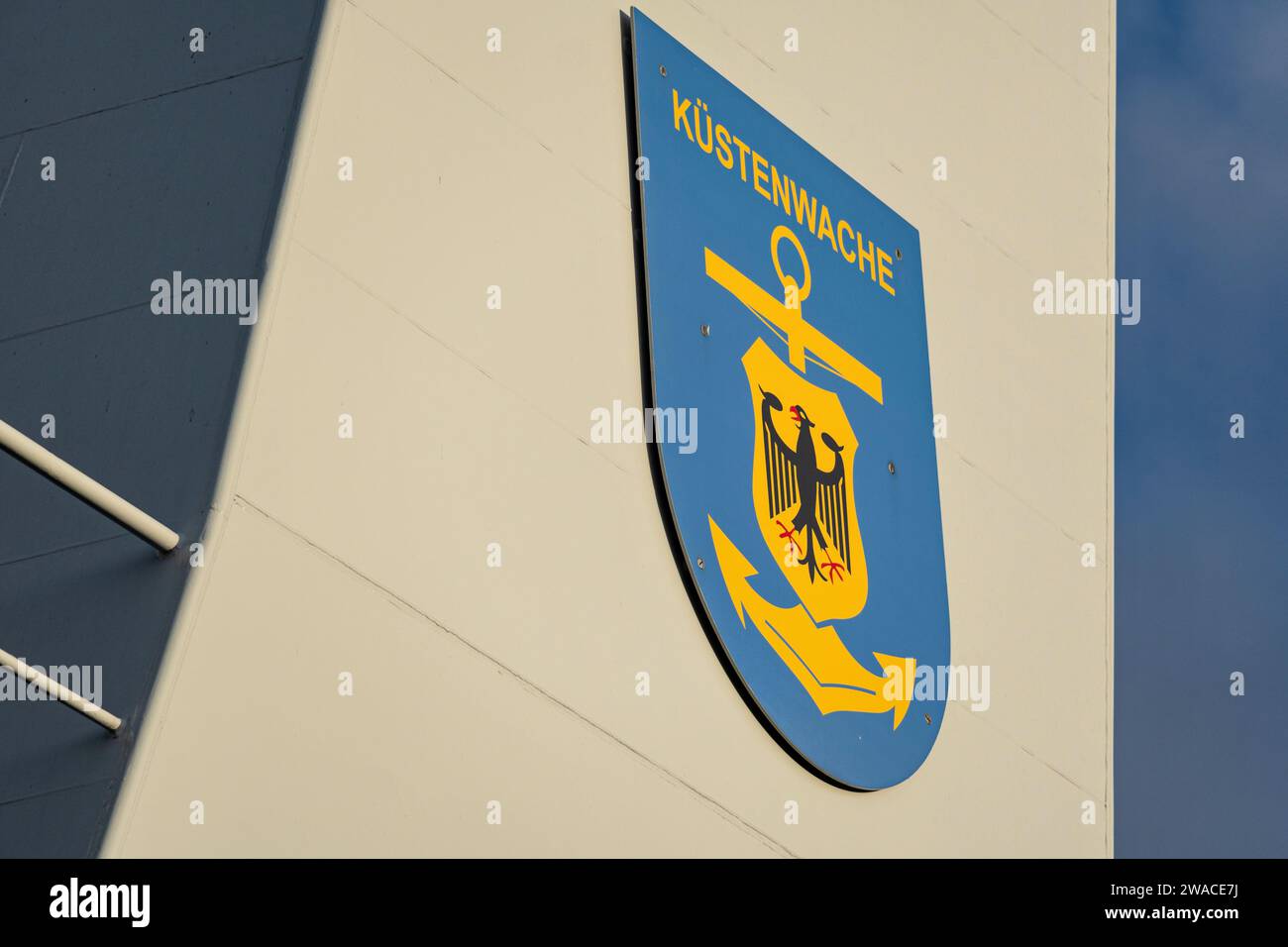 Wappen der Deutschen Küstenwache auf dem Schornstein eines Zollbootes Stockfoto