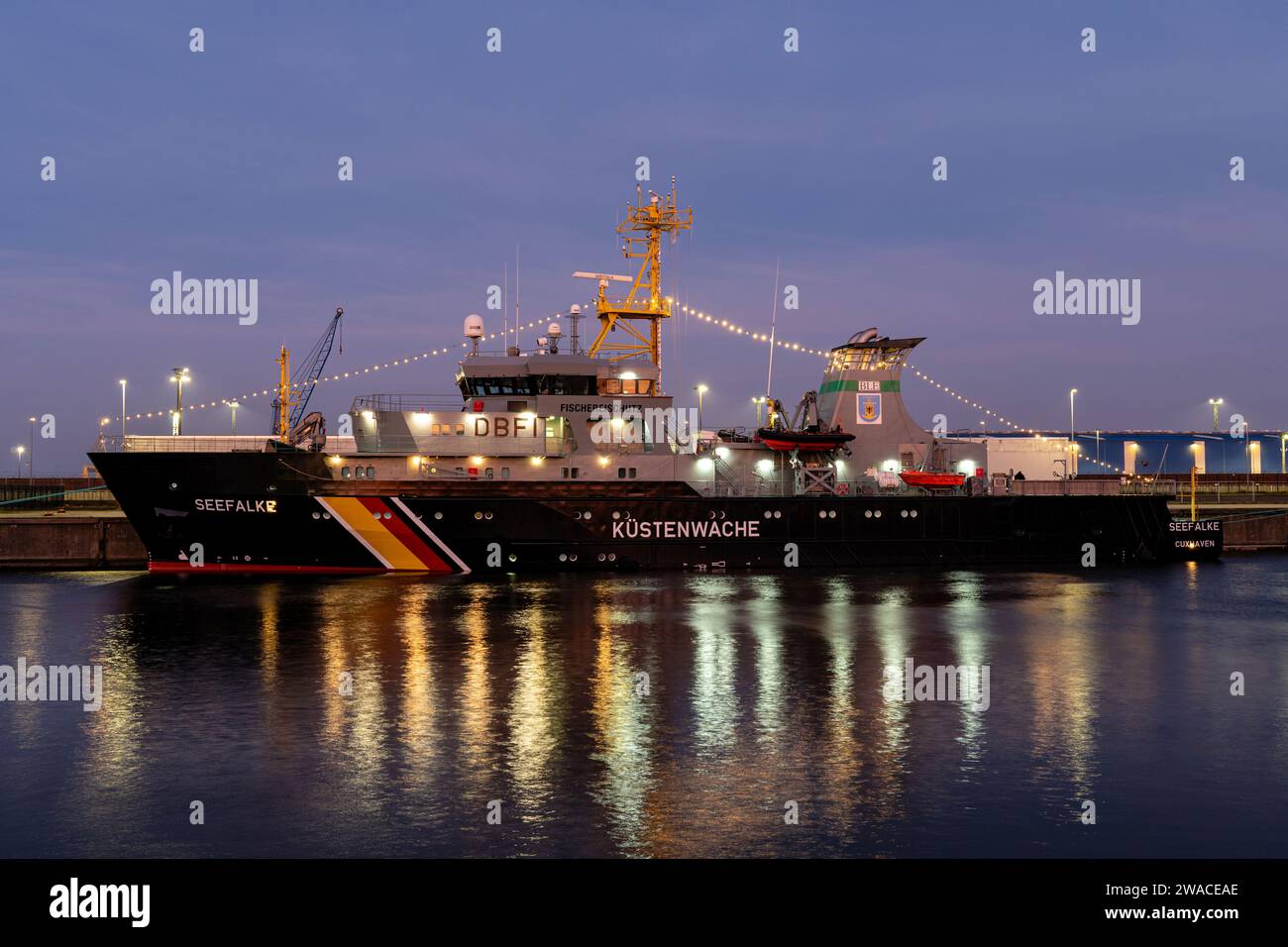 Deutsches Fischereischutzschiff Seefalke im Hafen von Cuxhaven Stockfoto