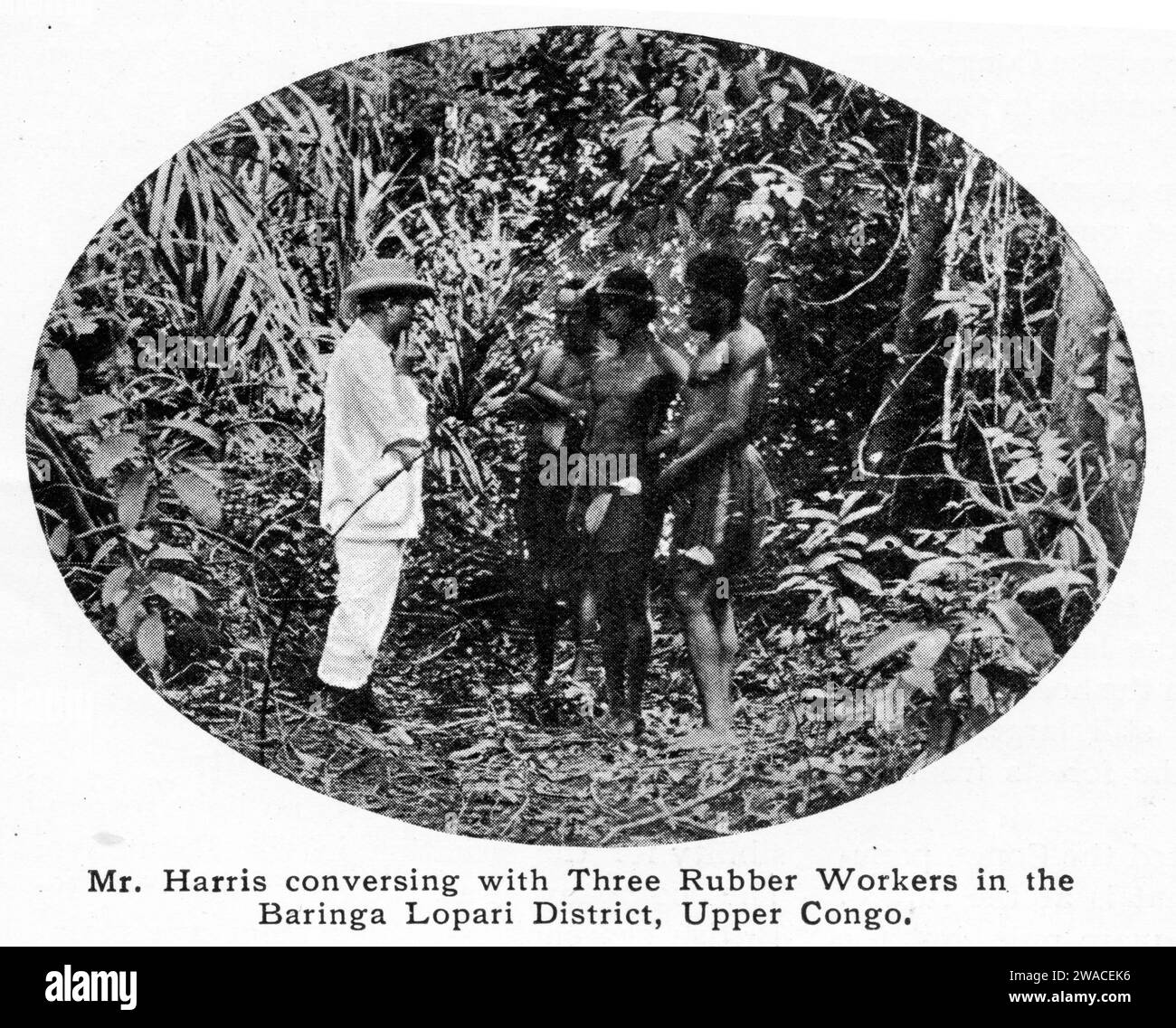 Halbton eines Aufsehers, ein Mr. Harris, diskutierte um 1913 mit drei Gummiarbeitern im Bezirk Baringa Lopari im Oberkongo über Fragen Stockfoto