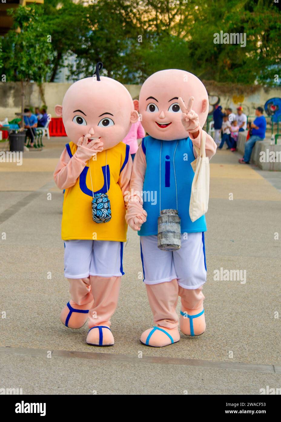 Menschen, die als Lieblingsfilme gekleidet sind, gehen durch die Straßen von Penang Malaysia Stockfoto