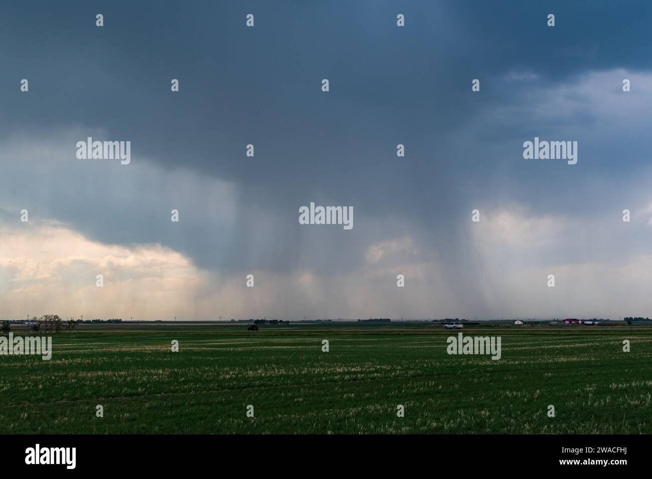 Regensturm Wolken Atemberaubende Landschaft Über Prairie, Alberta, Kanada Stockfoto