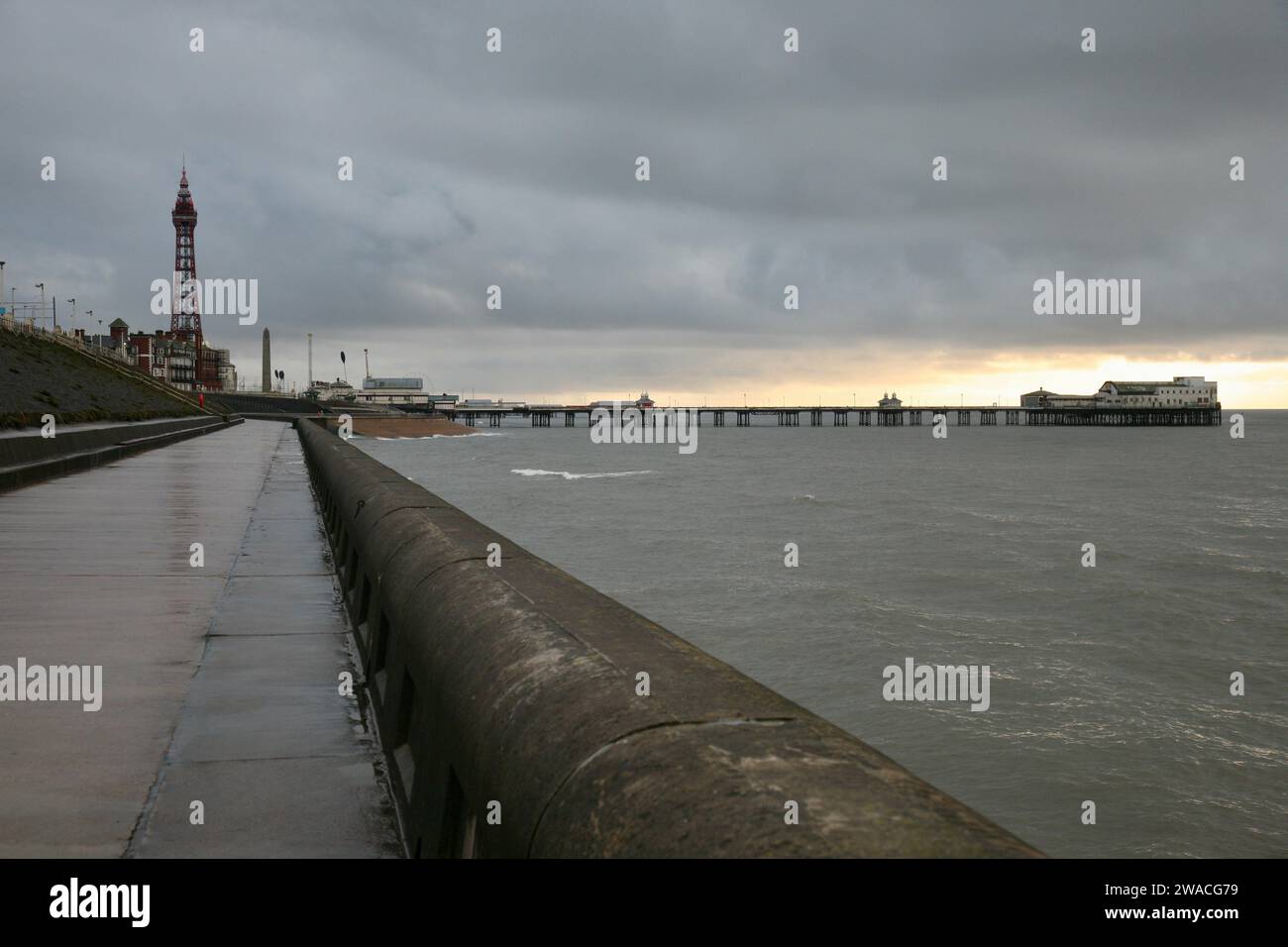 Blick auf das Meer an einem kalten und nassen Wintertag, Blackpool, Lancashire, Großbritannien, Europa Stockfoto