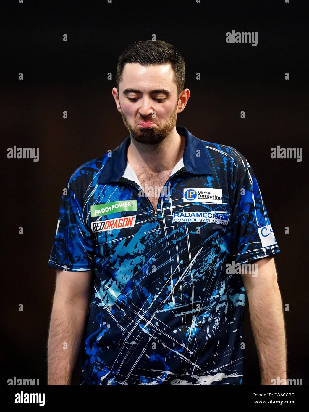 Luke Humphries im Kampf gegen Luke Litter (nicht abgebildet) im Finale
