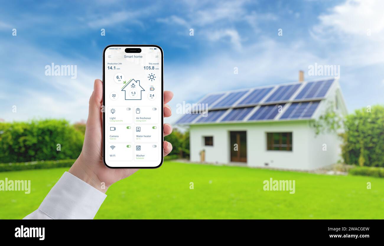 Handheld-Smartphone mit Smart-Home-App, Überwachung von Energie, Temperatur und Verbrauch von Solarmodulen, um das Konzept des effizienten GREE voranzutreiben Stockfoto