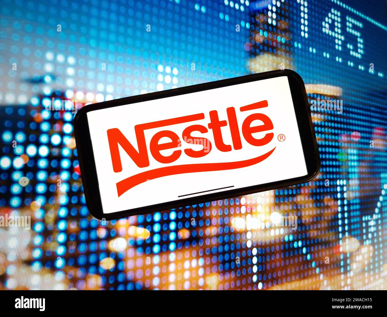 Konskie, Polen 03. Januar 2024 Das Firmenlogo von Nestle wird auf dem Bildschirm des