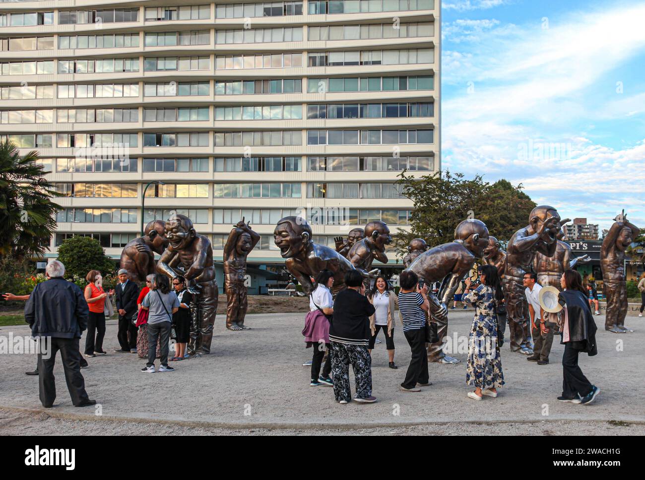 Vancouver, Kanada - 11. September 2023: Eine Gruppe von Besuchern, die die Skulptur von 2009 des chinesischen Bildhauers Yue Minjun betrachten, fotografieren und interagieren Stockfoto