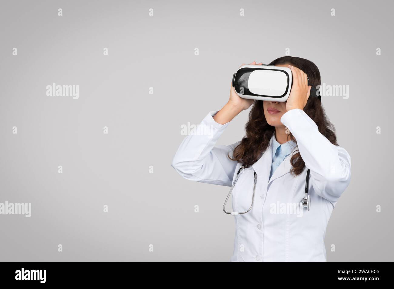 Doktor Frau erforscht mit Virtual-Reality-Headset Stockfoto