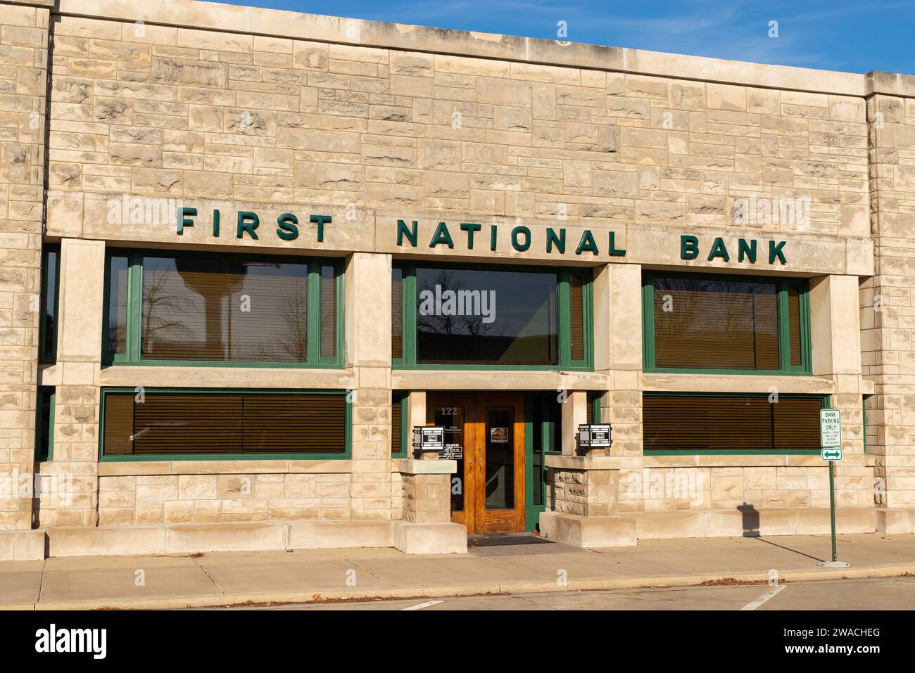 Dwight, Illinois – USA – 2. Januar 2023: Außenansicht der historischen First National Bank of Dwight, entworfen von dem Architekten Frank Lloyd Wright Stockfoto