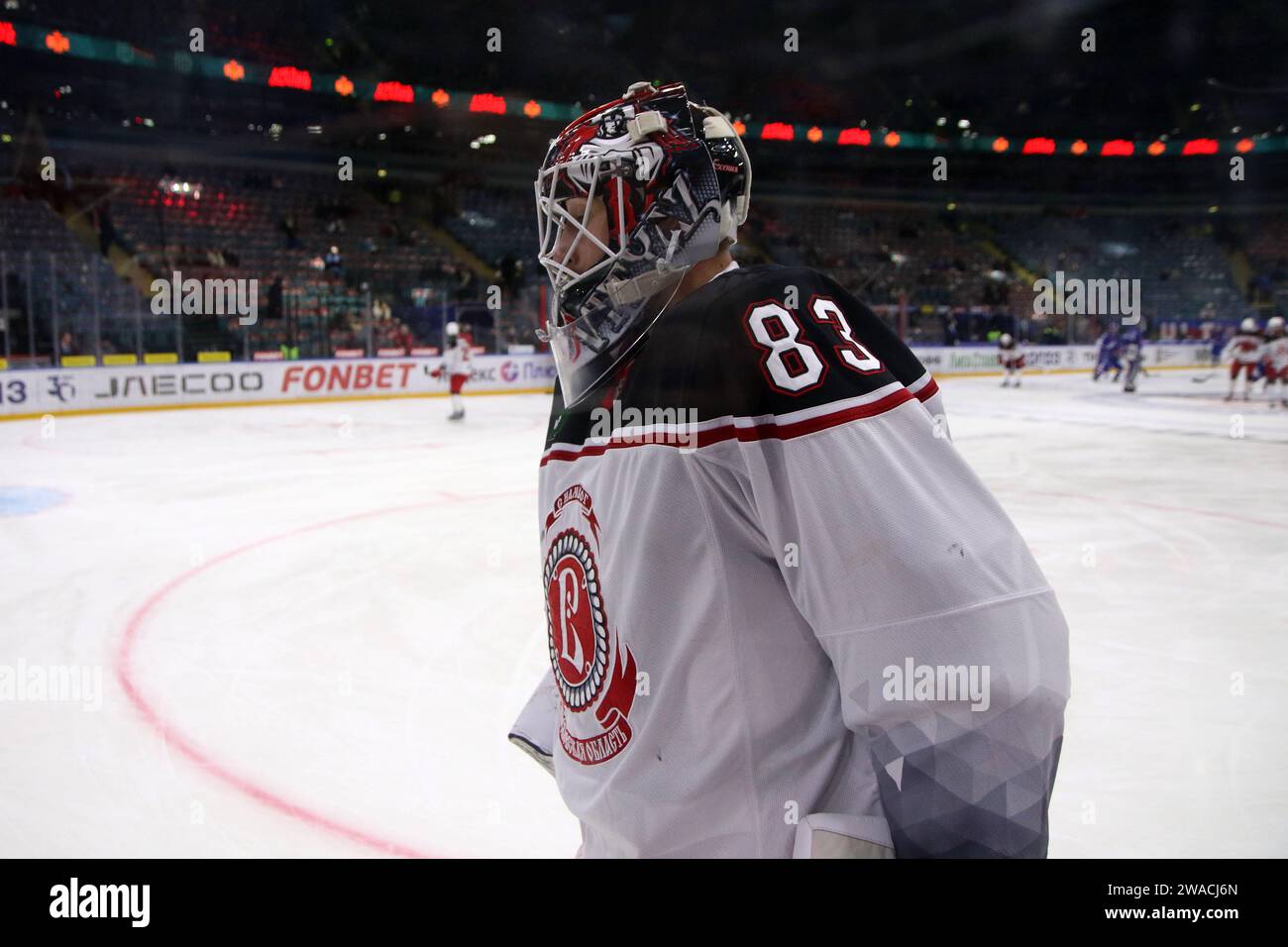 Sankt Petersburg, Russland. Januar 2024. Der Spieler des Vitjaz Hockey Clubs Maxim Dorozhko (83) wurde während der Kontinentalen Hockey League in der regulären Saison KHL 2023–2024 zwischen SKA Sankt Petersburg und der Region Vitjas Moskau im Eissportzentrum gesehen. Endpunktzahl: SKA Sankt Petersburg 6:1 Region Vitjas Moskau. (Foto: Maksim Konstantinov/SOPA Images/SIPA USA) Credit: SIPA USA/Alamy Live News Stockfoto