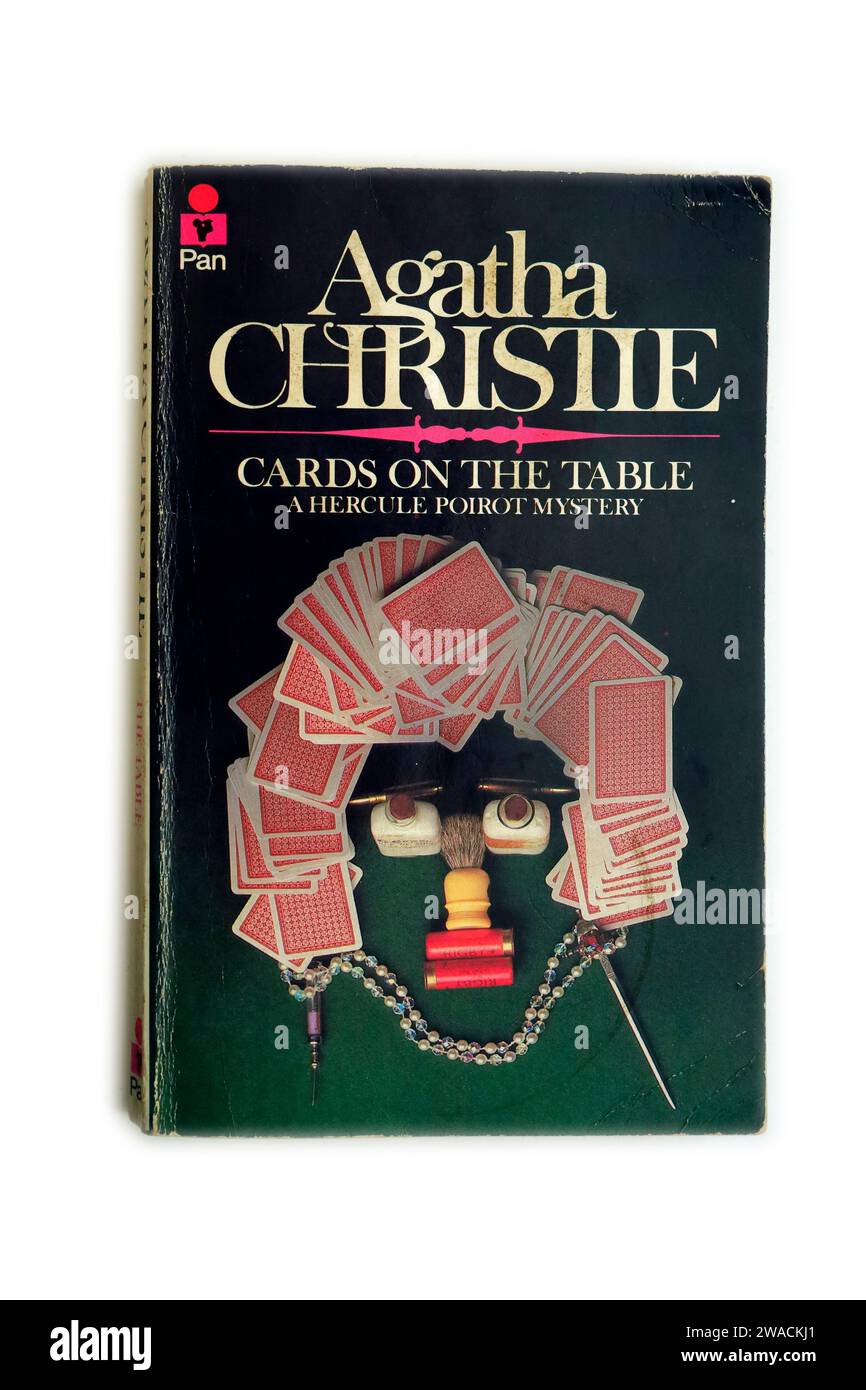 Karten Auf Dem Tisch. Ein Taschenbuch von Agatha Christie auf weißem Hintergrund. Hercule Poirot Mystery. Studio eingerichtet. Dezember 2023 Stockfoto