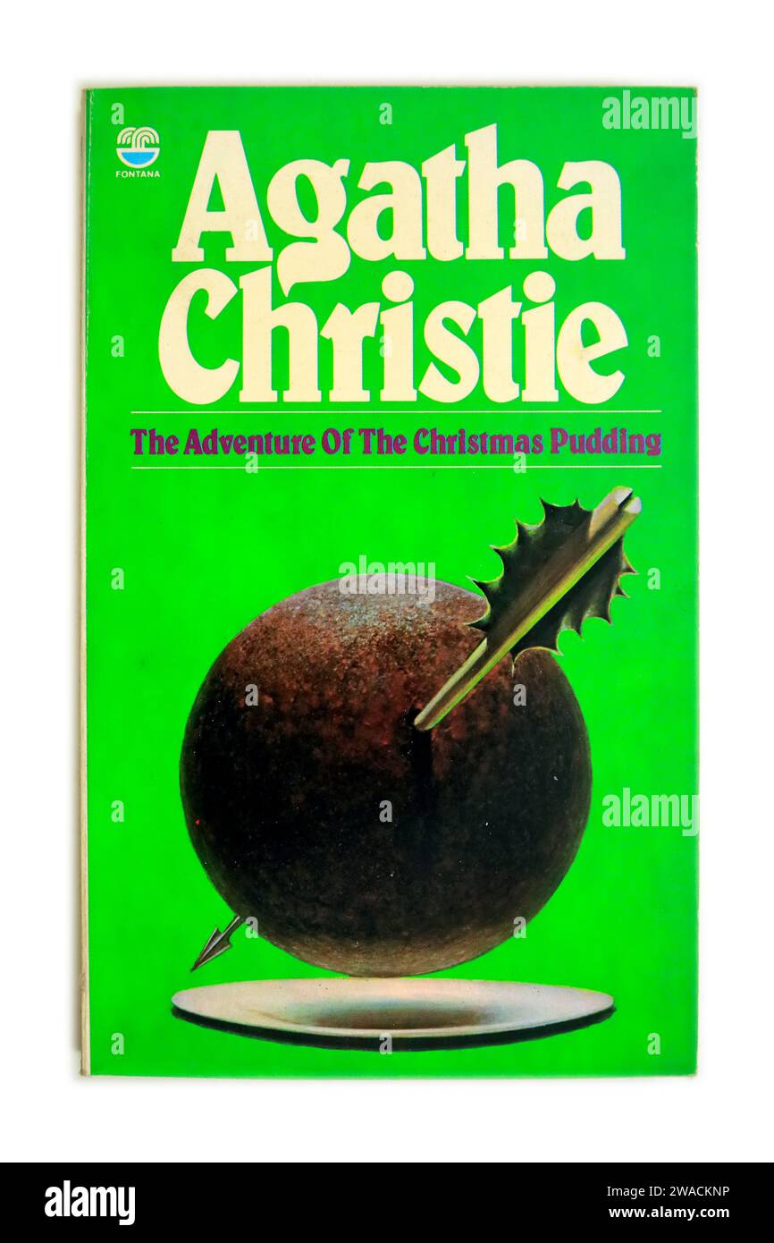 Das Abenteuer Des Weihnachtspuddings. Ein Taschenbuch von Agatha Christie auf weißem Hintergrund. Studio eingerichtet. Dezember 2023 Stockfoto