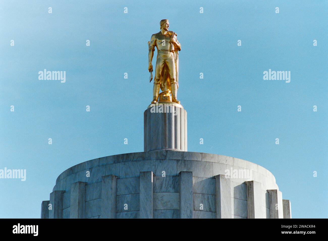 Körniges Filmfoto der Pionierstatue des Oregon State Capitol-Gebäudes auf dem Dach. Aufnahme auf Diafilm im Mai 1992. Das Kapitolgebäude wurde 1938 fertiggestellt. Stockfoto