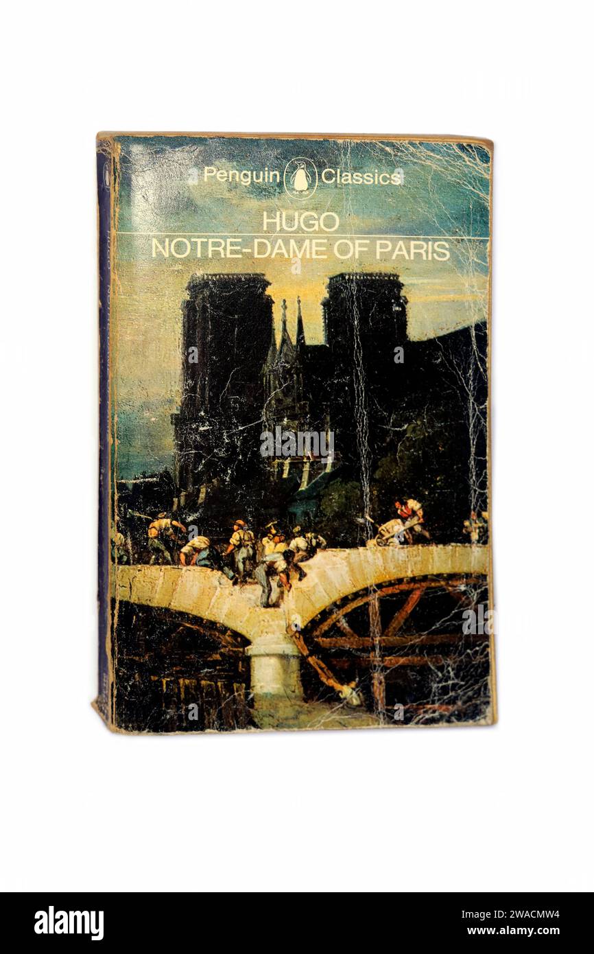 Victor Hugo - Notre Dame von Paris. Gebrauchter Bucheinband auf weißem Hintergrund. Studio eingerichtet. Dezember 2023 Stockfoto