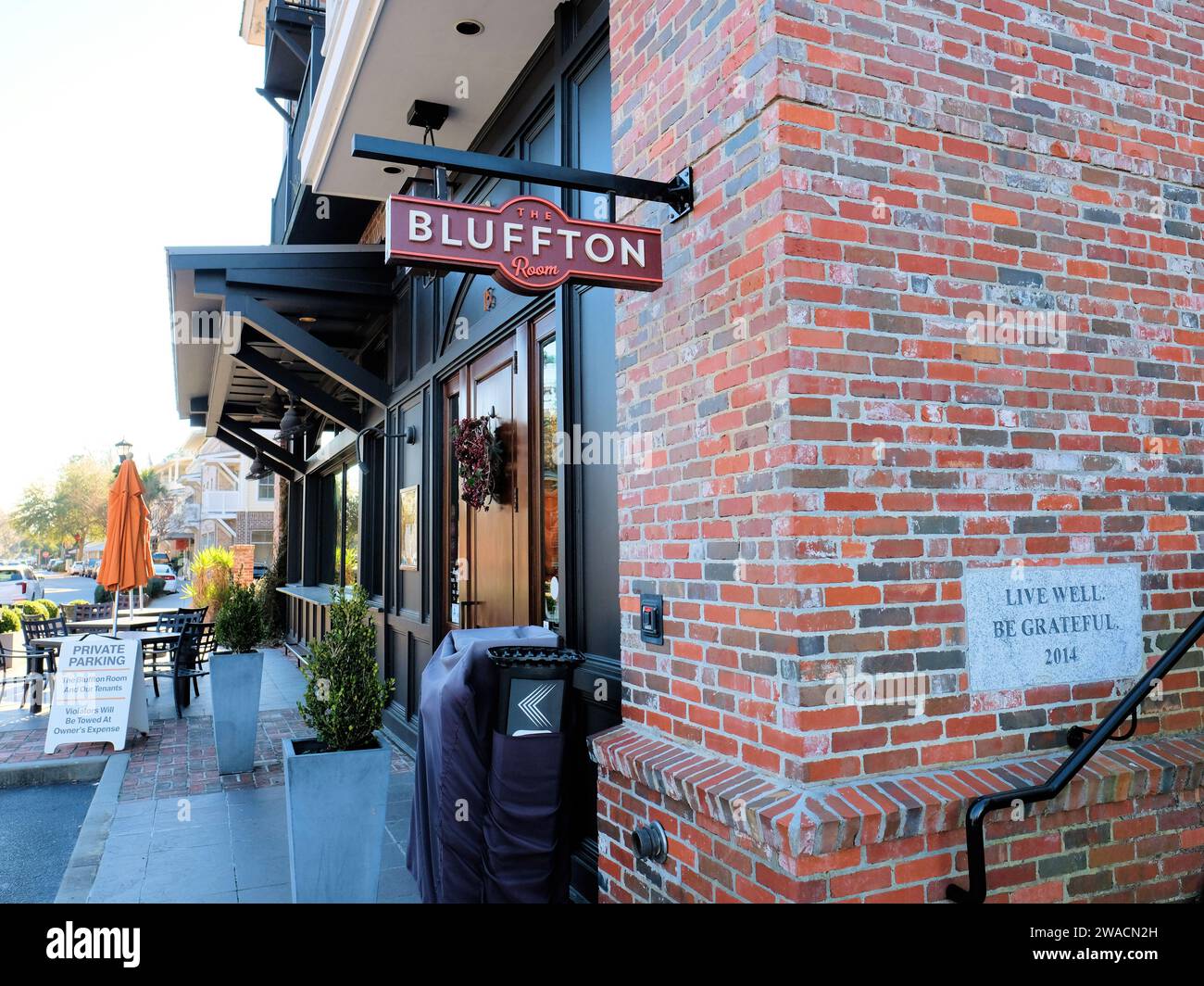 Blick von außen auf den Bluffton Room, ein High-End-Restaurant in Old Town Bluffton, das Cocktails und feines Essen serviert; Bluffton, South Carolina. Stockfoto