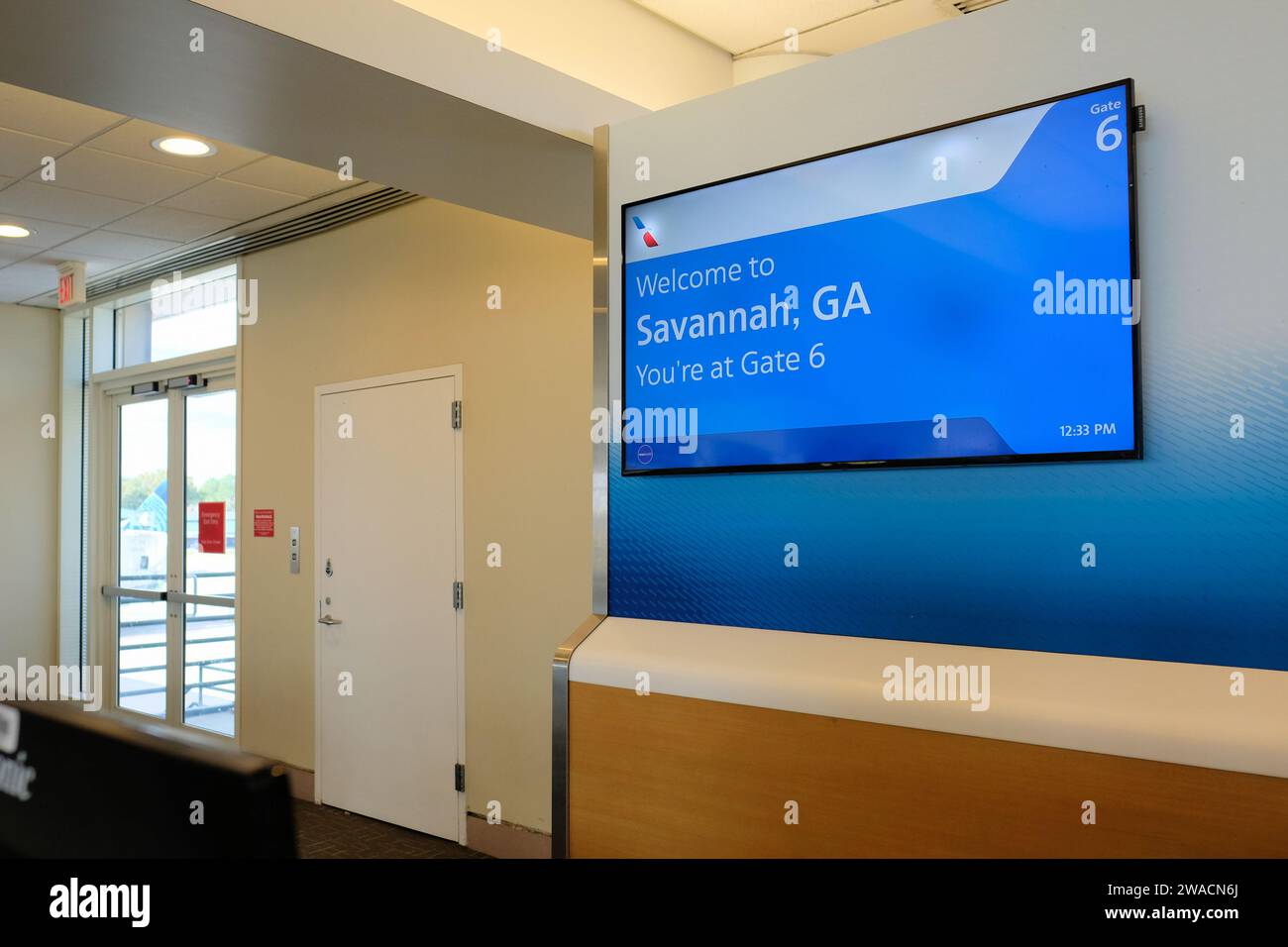Willkommen in Savanna, Georgia auf einem American Airlines Monitor neben einem Check-in Gate im Savannah-Hilton Head Airport; leerer Flughafenterminal. Stockfoto