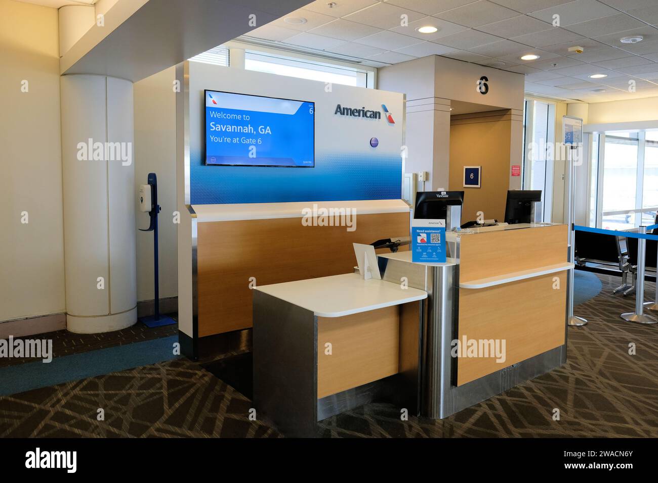 Willkommen in Savanna, Georgia auf einem American Airlines Monitor neben einem Check-in Gate im Savannah-Hilton Head Airport; leerer Flughafenterminal. Stockfoto