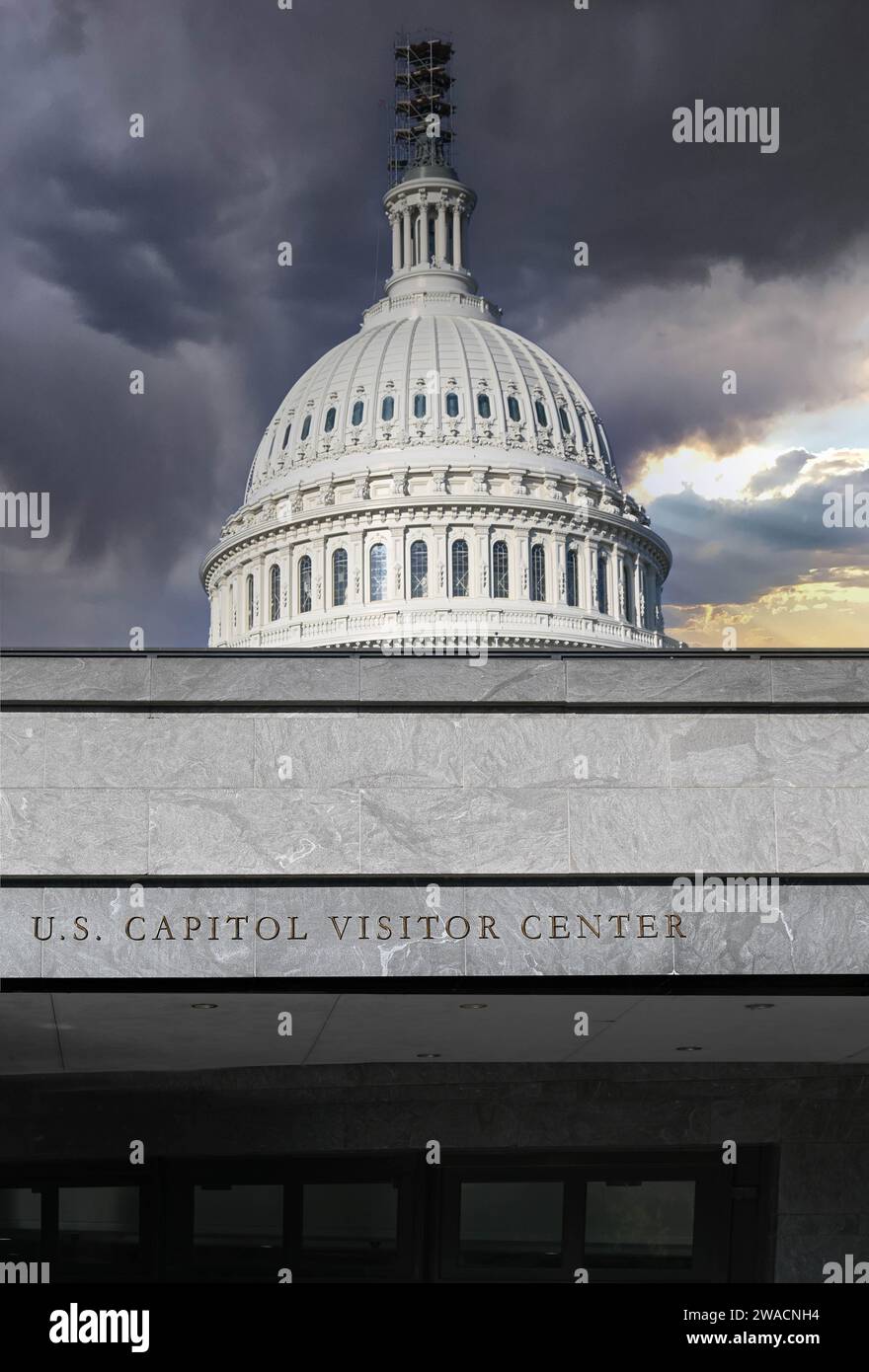 Die neoklassizistische Architektur aus dem 19. Jahrhundert mit der Kuppel des US Capitol Building erhebt sich über dem Eingang des US Capitol Visitors Center mit stürmischem Himmel Stockfoto