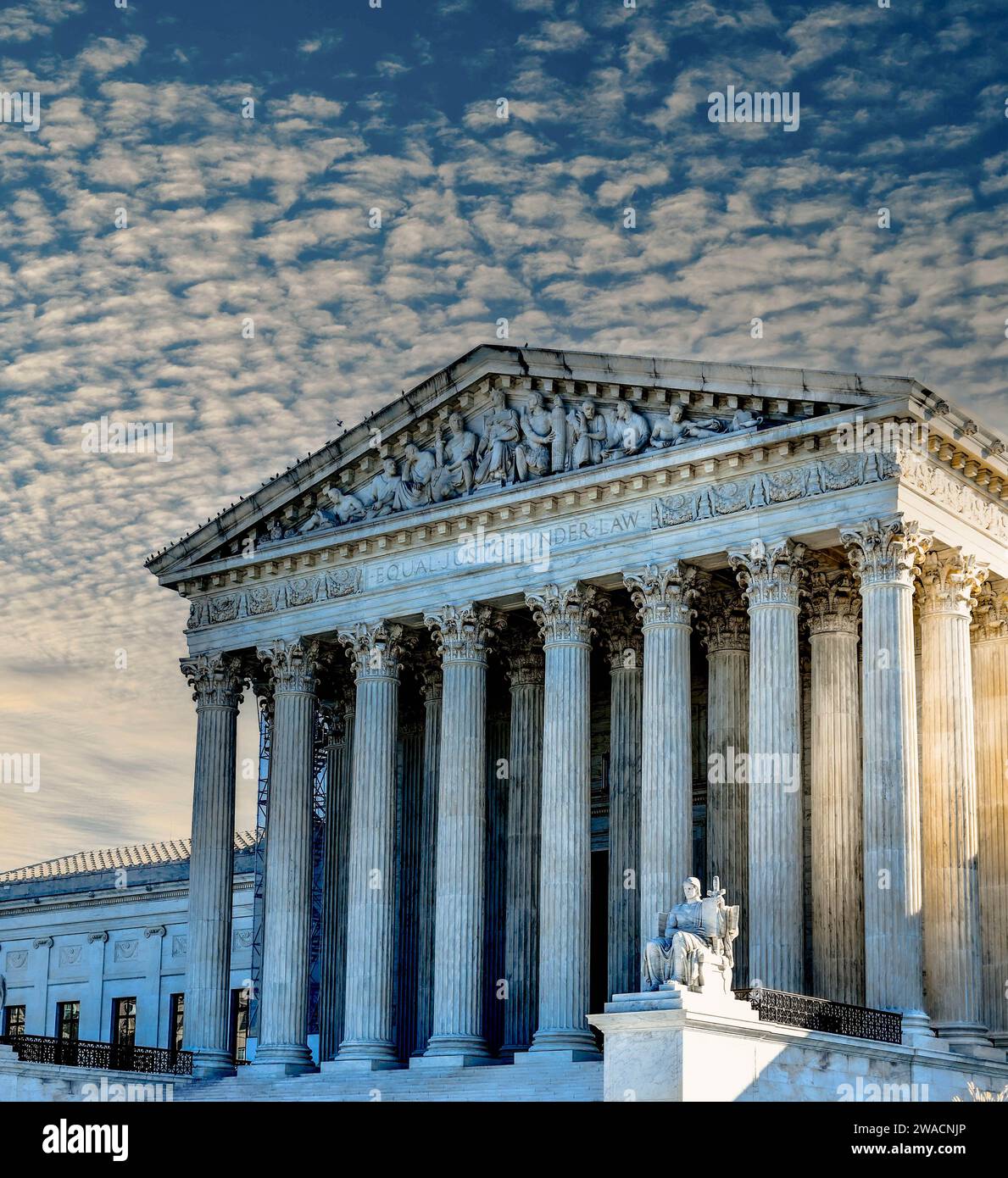 Der bewölkte und dramatische Himmel lässt die neoklassizistische Architektur des US Supreme Court Building die sitzende weiße Marmorstatue „The Guardian“, DC, hervorheben Stockfoto