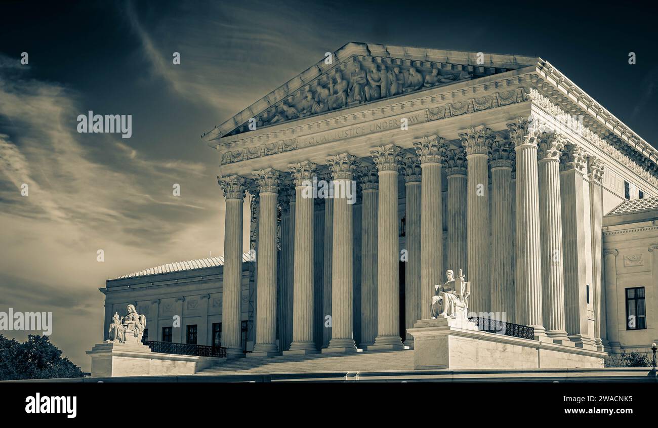 Die neoklassizistische Architektur des US Supreme Court Building hebt die sitzenden weißen Marmorstatuen, den „Guardian“ und die „Contemplation“ hervor. Der Justiz', DC Stockfoto