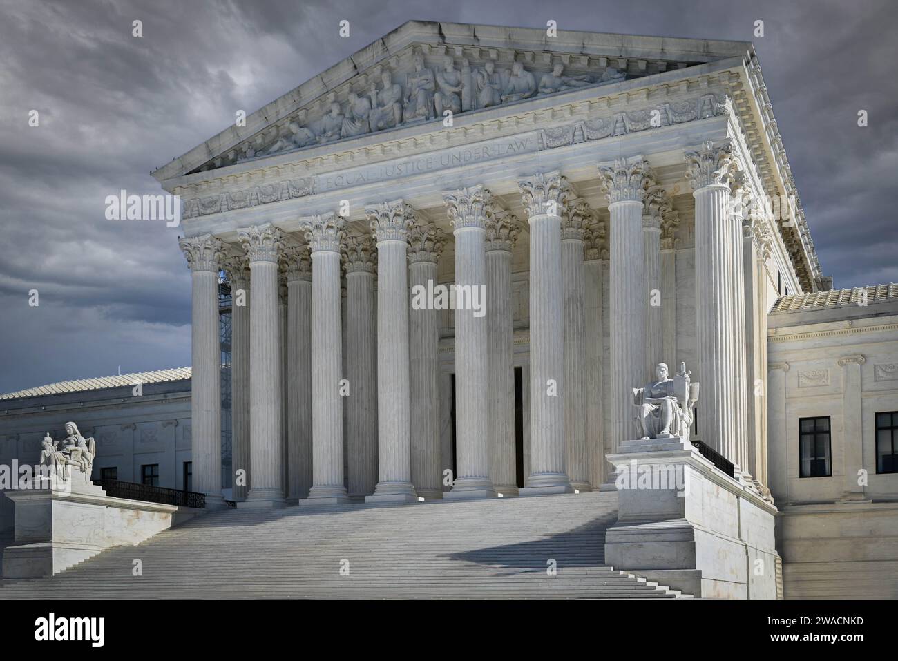Die neoklassizistische Architektur des US Supreme Court Building hebt die sitzenden weißen Marmorstatuen, den „Guardian“ und die „Contemplation“ hervor. Der Justiz', DC Stockfoto