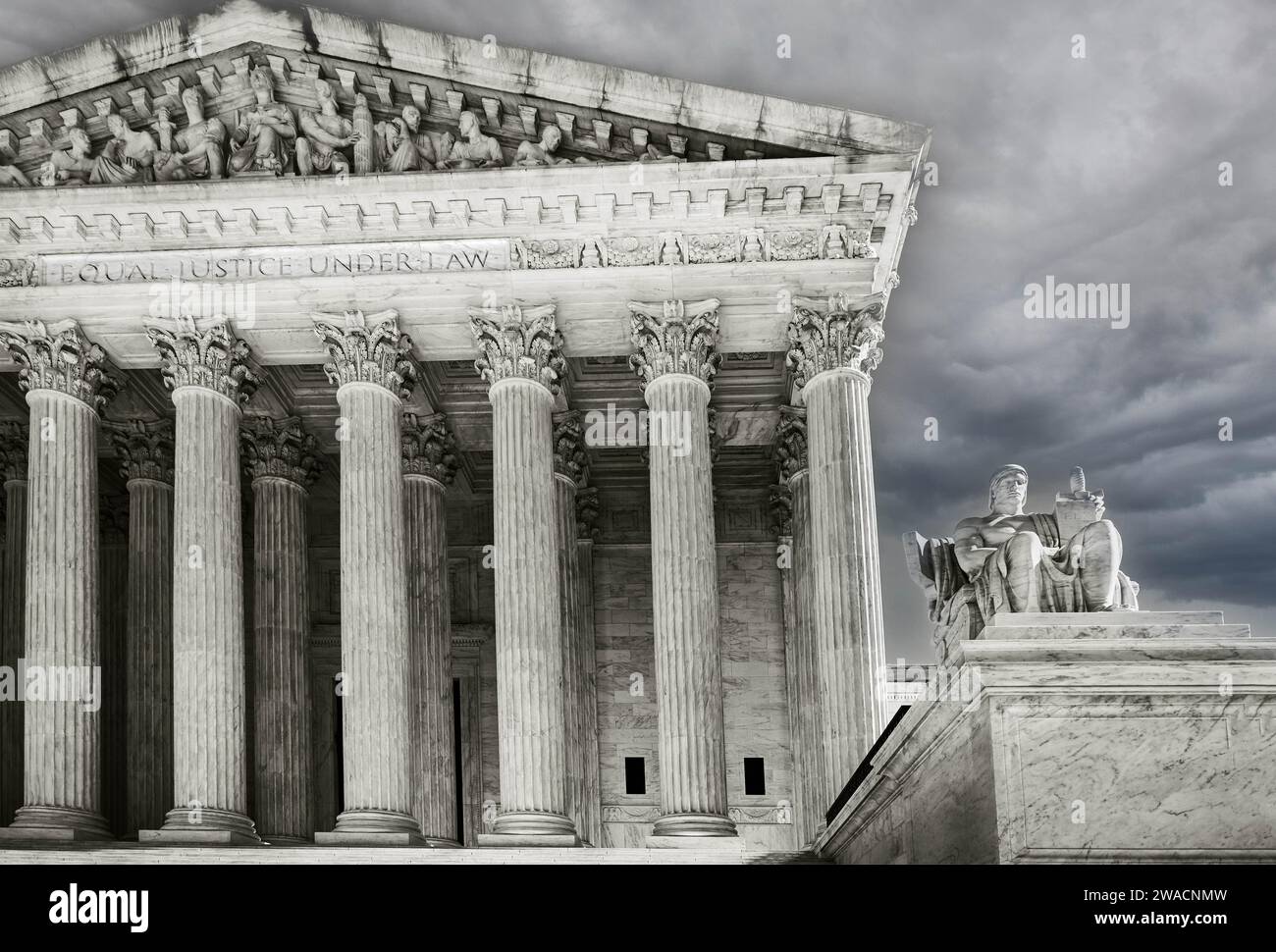 Die sitzende Marmorstatue „Guardian“ im Vordergrund des Obersten Gerichtshofs der USA, neoklassizistische Architektur, ein umstrittenes Gericht in Washington DC Stockfoto