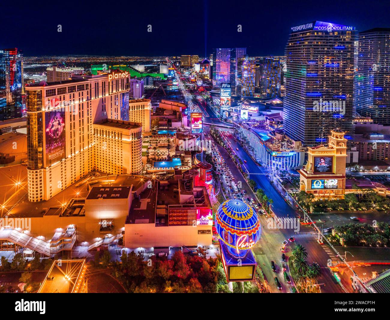 Bei Nacht aus der Vogelperspektive auf den beleuchteten Las Vegas Strip mit seinen lebhaften Neon Colors Las Vegas, Nevada, USA Stockfoto