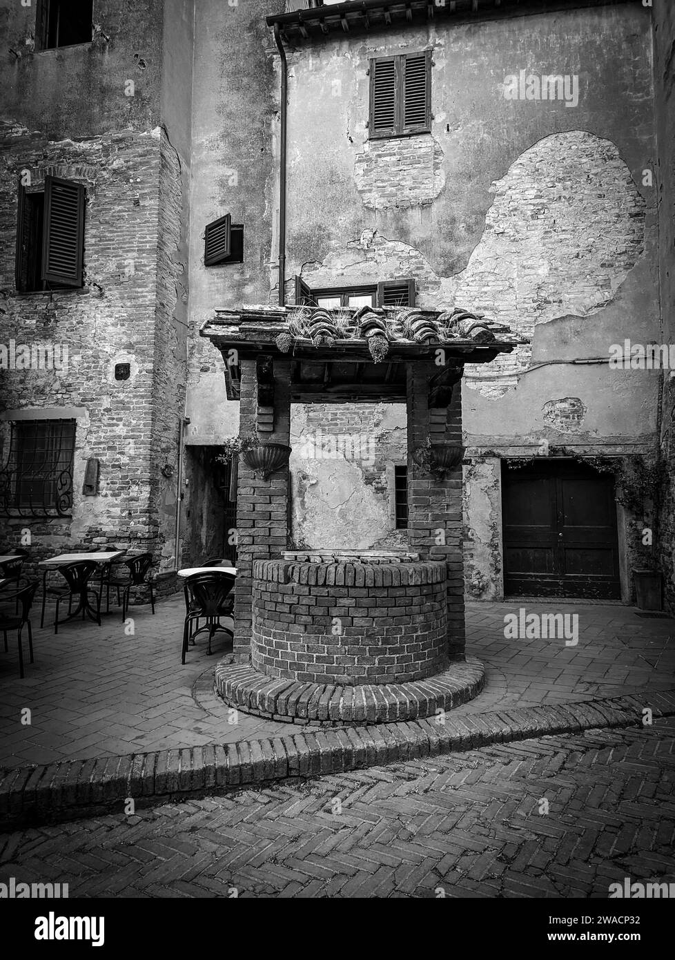 Ein alter Wasserbrunnen im Zentrum des alten Certaldo in der Toskana, Italien Stockfoto