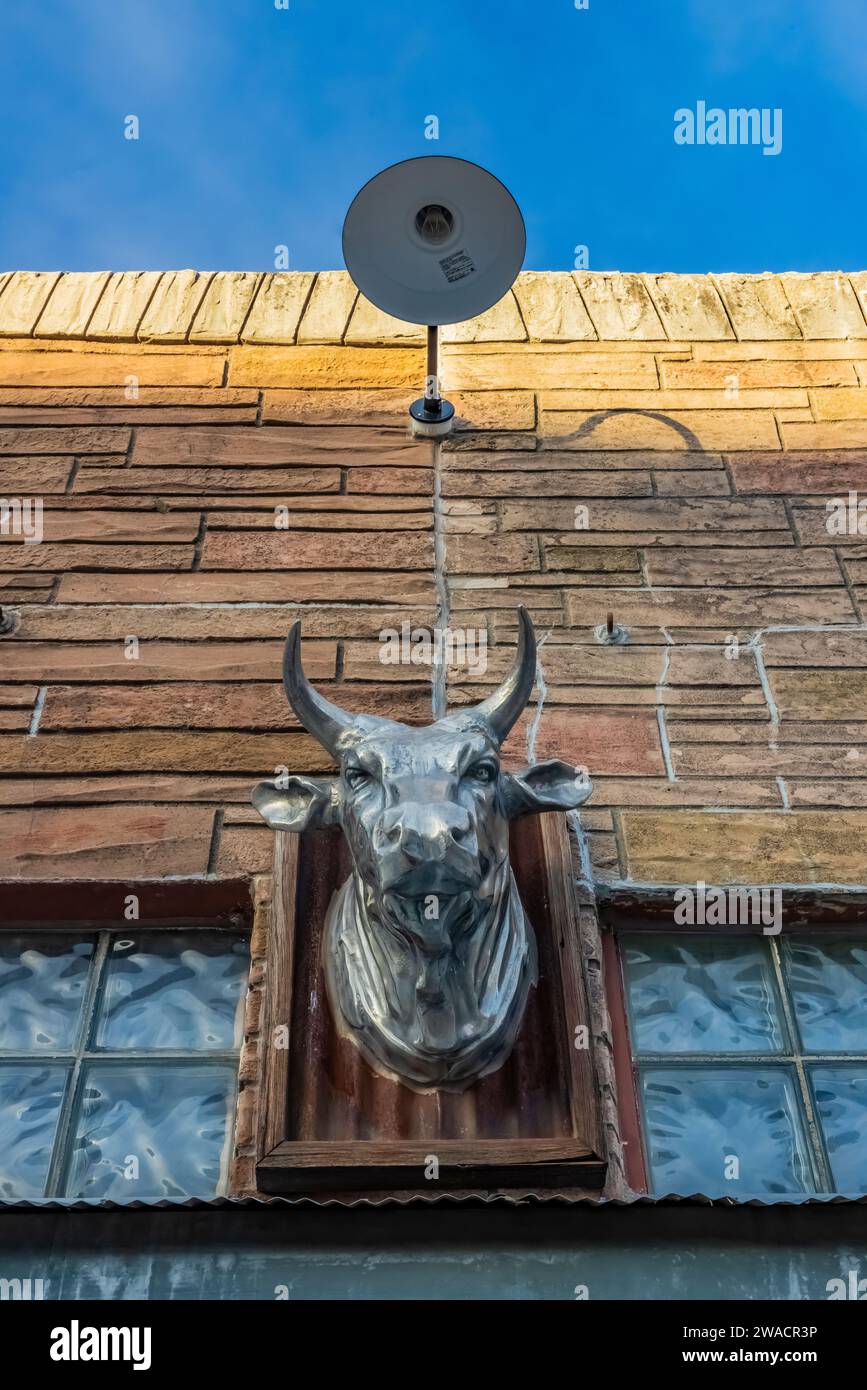 Bullenschild für eine Bar, an der der Lincoln Highway durch das Stadtzentrum von Lissabon, Iowa, USA führt [keine Veröffentlichung von Immobilien; nur redaktionelle Lizenzierung] Stockfoto