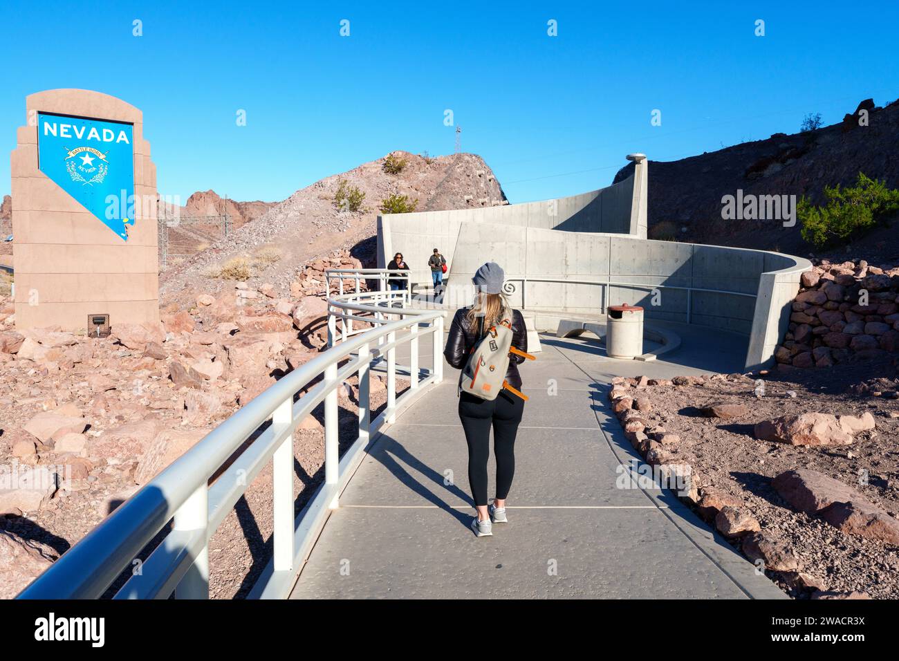Frau, die den Hoover Dam und das State Monument Las Vegas, Nevada, USA besucht Stockfoto