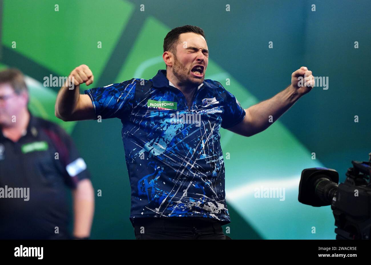 luke-humphries-feiert-nachdem-er-luke-litttler-im-finale-der-paddy