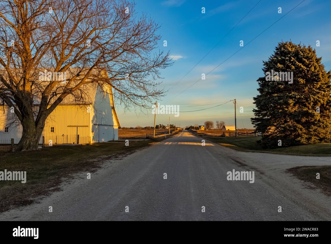 Scheune mit Nadelschatten in der Nähe von Mechanicsville, Iowa, USA [keine Freigabe des Eigentums; nur redaktionelle Lizenzierung] Stockfoto