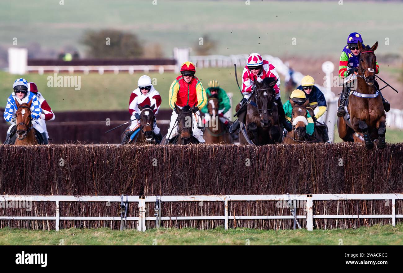 Gasmani und Jockey James King gewinnen an Silvester 2023 auf der Larkhill Racecourse, Wiltshire, Großbritannien, für Trainer und Eigentümer David Dennis. Stockfoto