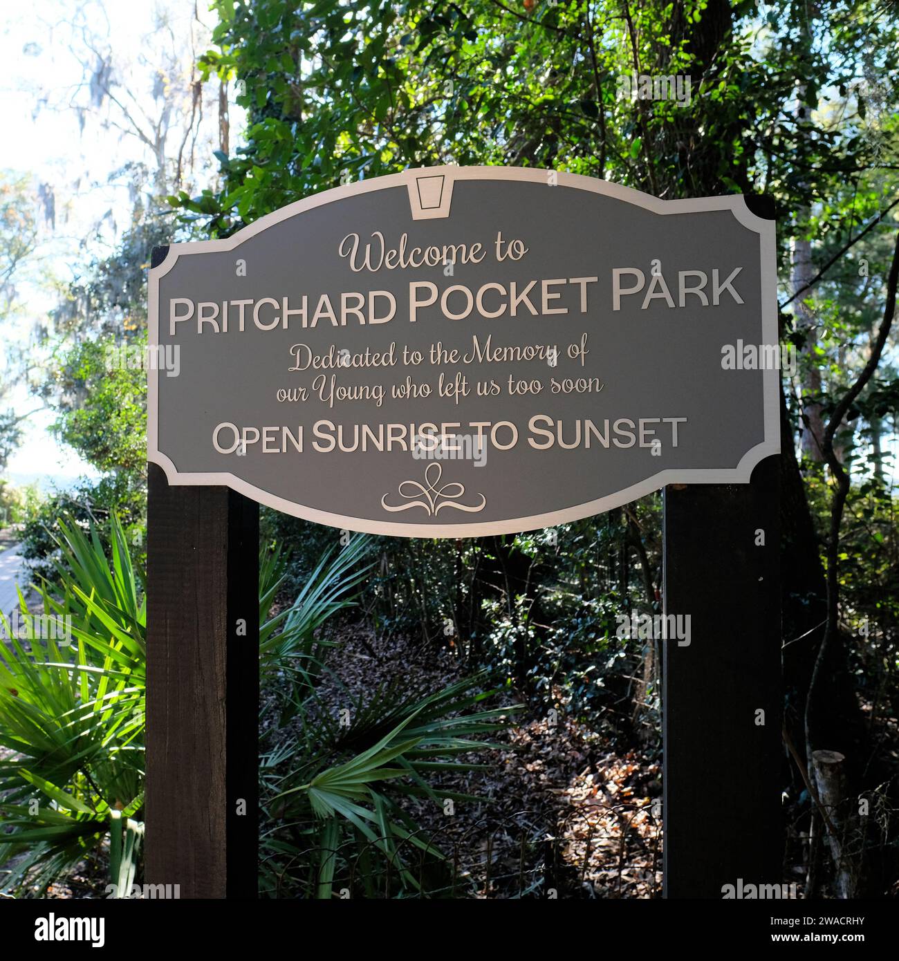 Begrüßungsschild am Eingang zum Pritchard Pocket Park in Bluffton, South Carolina; dem Gedenken an die jungen Toten gewidmet; Mini Park. Stockfoto