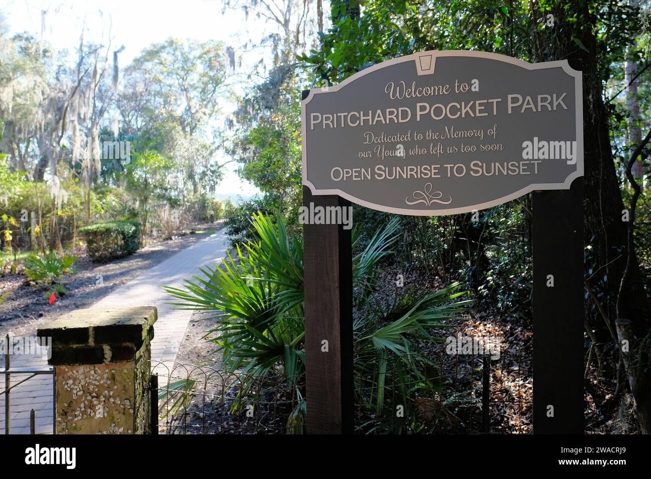 Begrüßungsschild am Eingang zum Pritchard Pocket Park in Bluffton, South Carolina; dem Gedenken an die jungen Toten gewidmet; Mini Park. Stockfoto