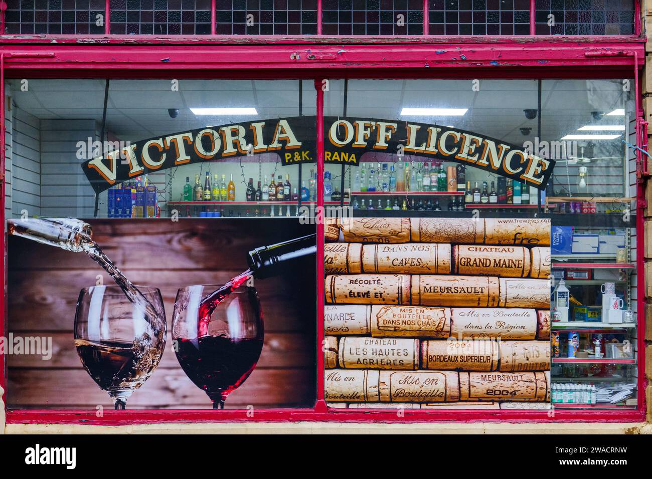 Geschäft vor Victoria Off Licence Alkohol und Cornershop in Saltaire, Bradford. Stockfoto