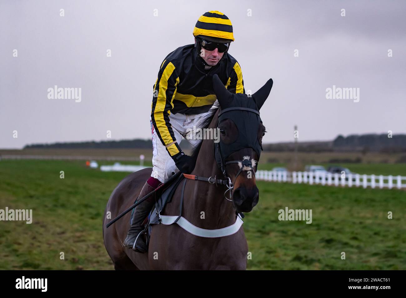 Wolf Walker und Jockey gewinnen an Silvester 2023 für Christopher Barber auf der Larkhill Racecourse, Wiltshire, Großbritannien. Stockfoto