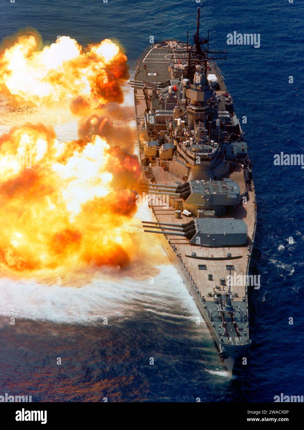 Ein Bugblick auf das Schlachtschiff USS IOWA (BB-61), das seine Mark 7 16-Zoll/50-Kaliber Geschütze von Steuerbord während einer Feuerkraftdemonstration 1984 abfeuerte Stockfoto