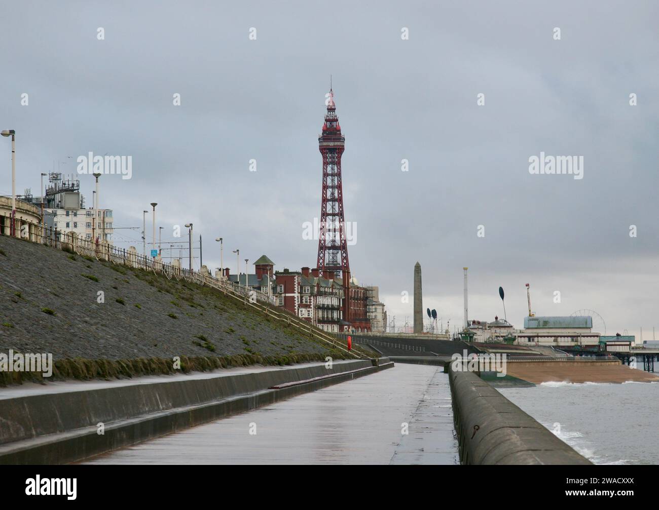 Ein Blick auf den berühmten Blackpool Tower an der Küste von Lancashire, England, Europa Stockfoto