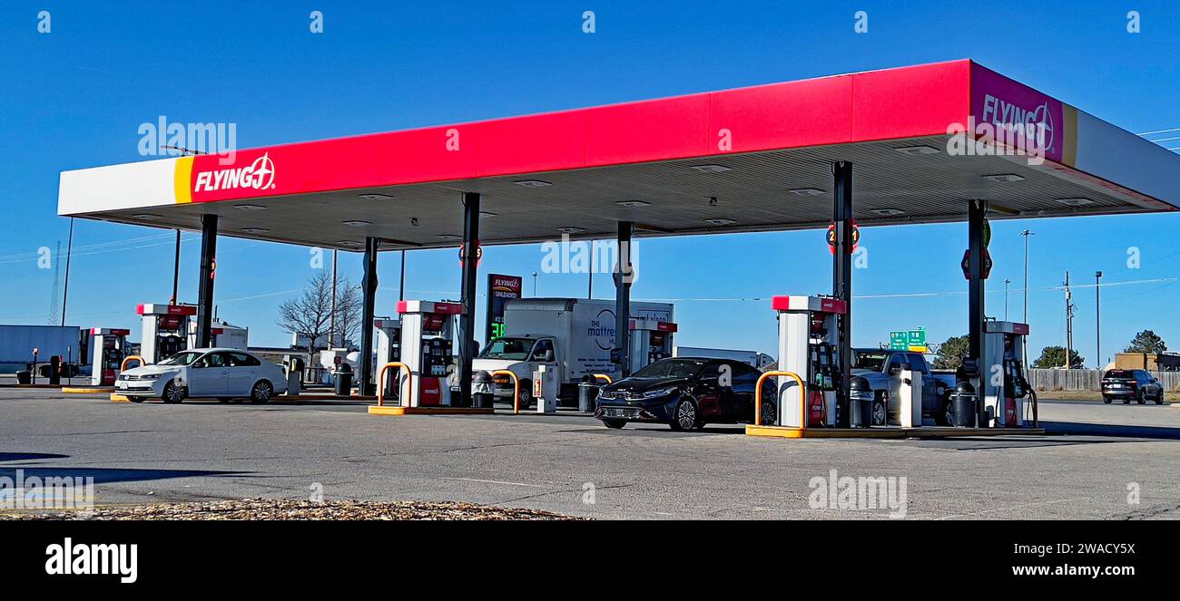EMPORIA, KANSAS - 3. JANUAR 2024 Autos stehen an den Gaspumpen an der Haltestelle Flying J Truck, die sich rechts am 35 befindet Stockfoto