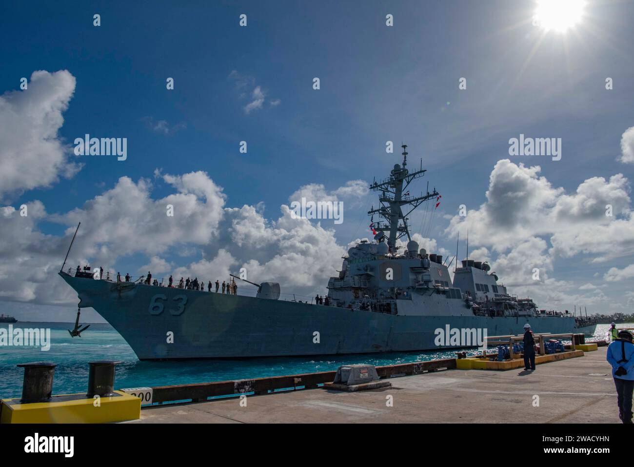 DIEGO GARCIA, britisches Territorium im Indischen Ozean – der Arleigh-Burke-Klasse-Raketenzerstörer USS Stethem (DDG 63) kommt nach Diego Garcia für einen geplanten Hafenbesuch am 3. Januar 2024 an. Der Besuch unterstrich die strategische Bedeutung von Diego Garcia für einen dauerhaften freien und offenen Indo-Pazifik, indem er Präsenz ermöglichte, den Zugang zu den globalen Gemeingütern sicherstellte und die Verteidigung gewährte. (Foto der U.S. Navy von dem Spezialist für Massenkommunikation Seaman Jordan Steis) Stockfoto