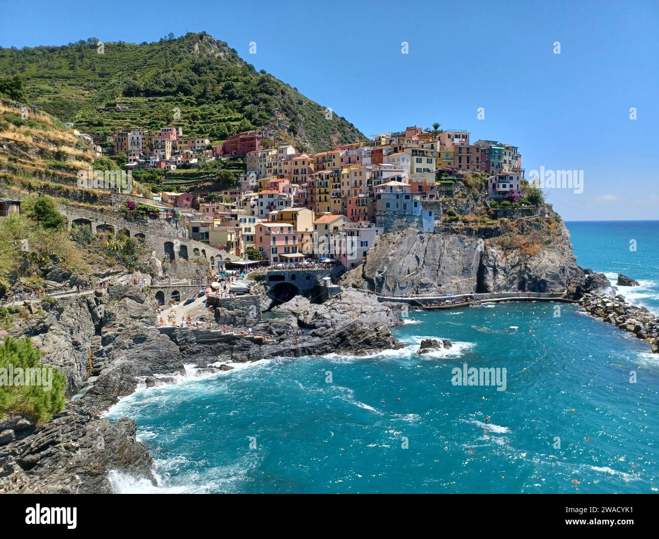 Das Cinque Terre liegt am Berghang mit Blick auf das ligurische Meer und ist ein absoluter Ort, den Sie sich nicht entgehen lassen sollten. Vielleicht erkennen Sie die ikonischen Bilder aus Reisebüchern, Dokumentarfilmen oder dem Pixar-Animationsfilm „Lucca“, dessen Kulisse auf dieser wunderschönen Gegend basiert. Stockfoto