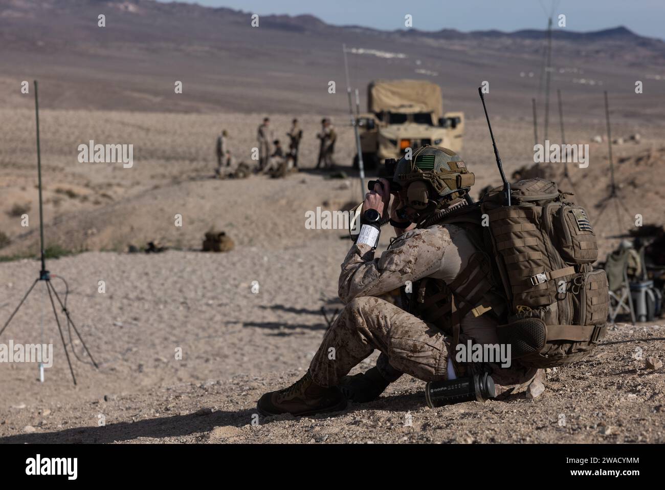 Thomas Dye, ein gemeinsamer Integrator für Feuer und Effekte des Marine Corps Mountain Warfare Training Center, beobachtet Brände während des Trainings der Expeditionary Warfare Training Group Pacific Tactical Air Control Party im Marine Corps Air Ground Combat Center Twentynine Palms, Kalifornien, 19. Dezember 2023. Der TACP-Kurs des EWTGPAC bildet gemeinsame Offiziere und Koalitionsbeamte sowie das angeworbene Personal aus, um die Kontrolle über den Angriffsschutz an der Endstation der Luftunterstützung zu übernehmen. (Foto des U.S. Marine Corps von Lance CPL. Samantha Devine) Stockfoto