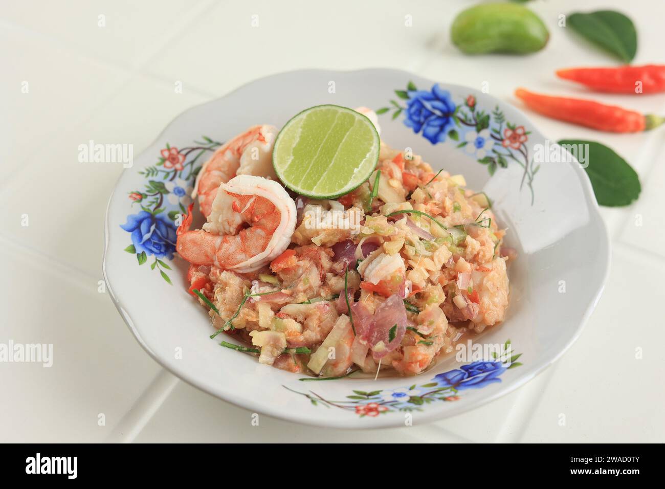 Garnelenwürzige Sauce mit Bilimbi Belimbing Wuluh, Chilli und Limette. Sambal Ganja ist ein spezielles Sauce Gericht aus Aceh, Indonesien Stockfoto