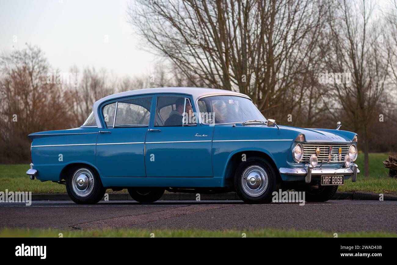 Stony Stratford, Großbritannien, 1. Januar 2024. 1964 blaues Hillman Super Minx Auto, das in Stony Stratford für das jährliche Neujahrstag Oldtimer und Oldtimer ankommt Stockfoto