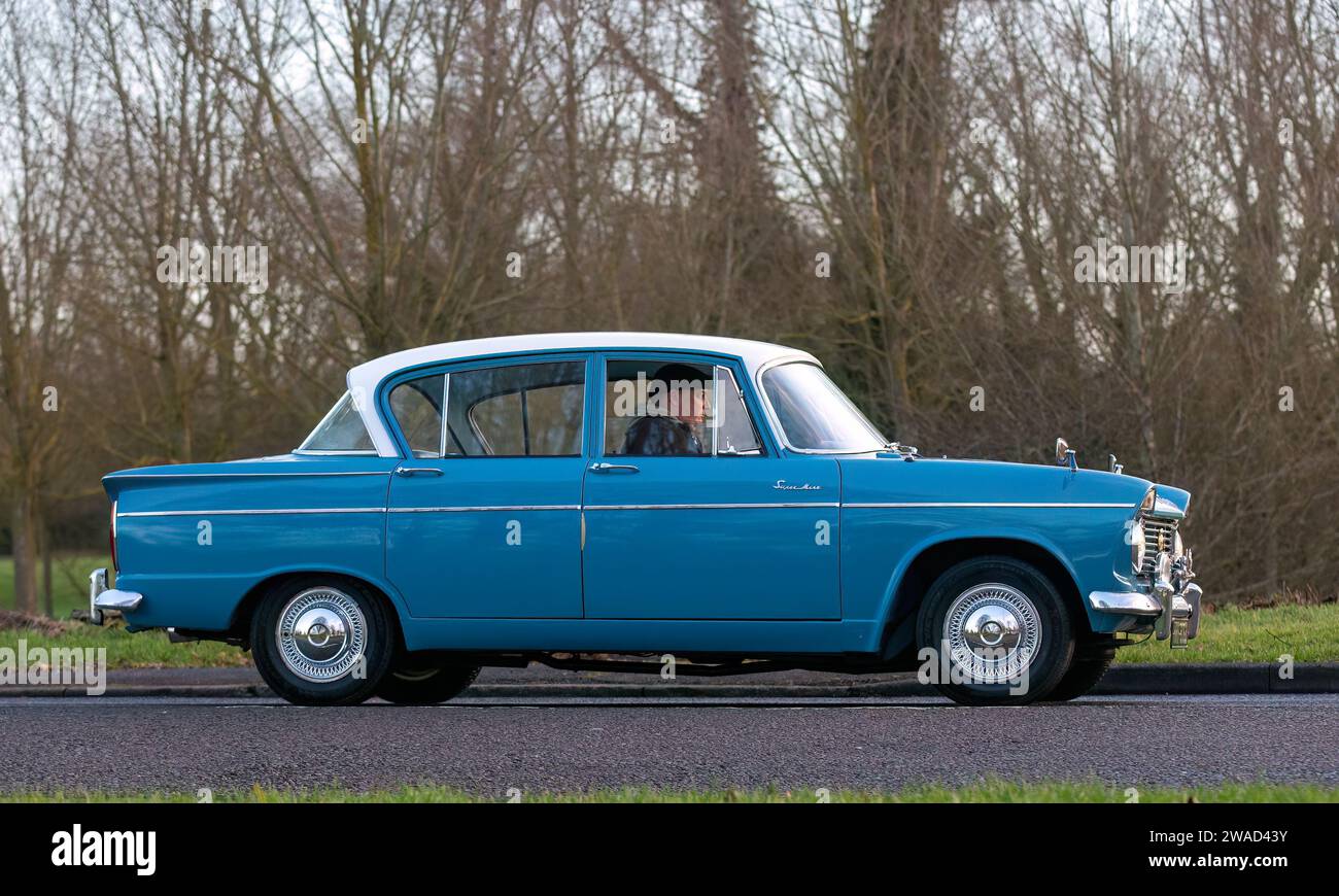 Stony Stratford, Großbritannien, 1. Januar 2024. 1964 blaues Hillman Super Minx Auto, das in Stony Stratford für das jährliche Neujahrstag Oldtimer und Oldtimer ankommt Stockfoto