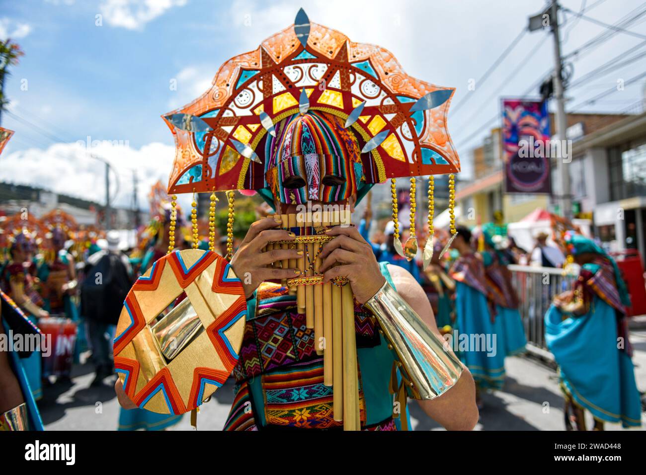 Pasto, Kolumbien. Januar 2024. Während der Canto a la Tierra Künstlerparade des Karnevals von Negros y Blancos (Karneval der Schwarzen und Weißen) in Pasto, Narino, Kolumbien, am 3. Januar 2024. Foto: Camilo Erasso/Long Visual Press Credit: Long Visual Press/Alamy Live News Stockfoto