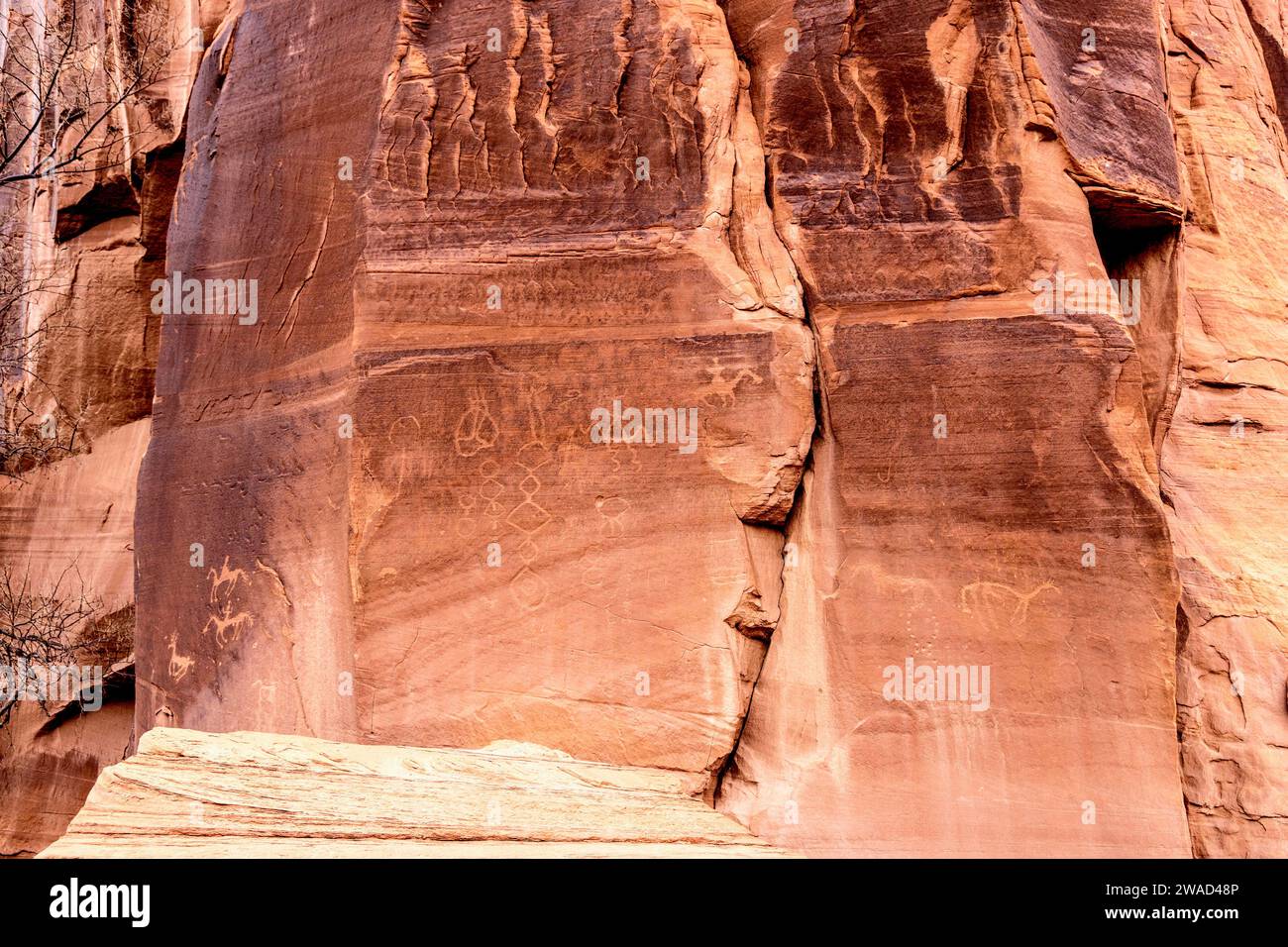 USA, Arizona, Felswände mit Petroglyphen im Canyon de Chelly National Monument Stockfoto