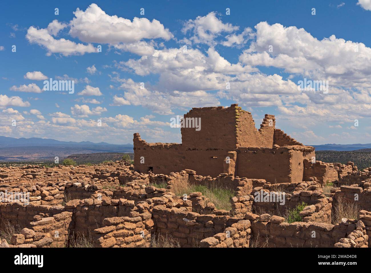 USA, New Mexico, Espanola, Puye Cliffs, Ruinen von Puye Cliff Wohnungen an sonnigen Tagen Stockfoto