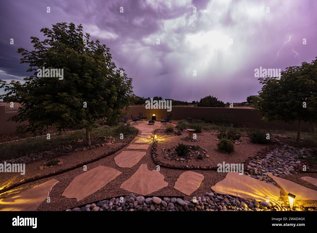 USA, New Mexico, Santa Fe, Sturmwolken über dem Garten in der Hochwüste Stockfoto